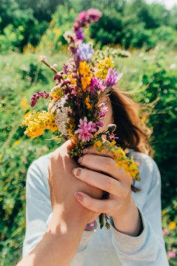 Bir buket tutan iki el.