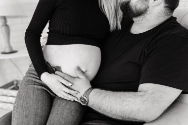 Adam elini hamile bir kadının karnında tutuyor.. 