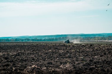 Traktör tarlayı sürüyor 