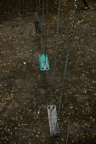 Playground abandonado durante a chuva . — Fotografia de Stock