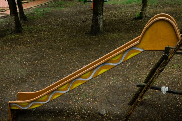 Verlaten speeltuin tijdens regen. — Stockfoto