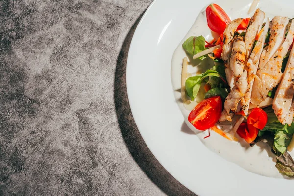 Tavuklu Sezar salatası