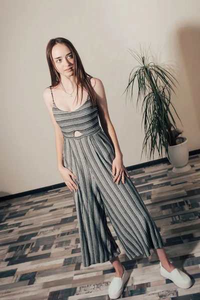 Chica en vestido gris — Foto de Stock