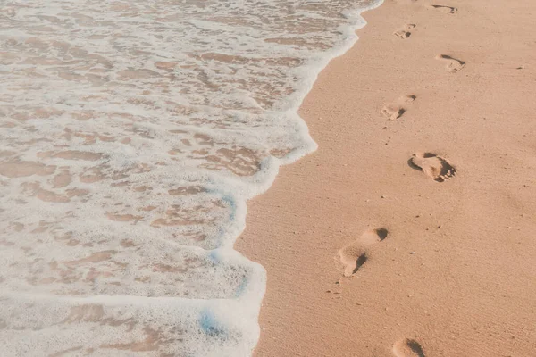 kum üzerinde ayak izleri