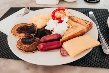 Kahvaltı tabağı masada.