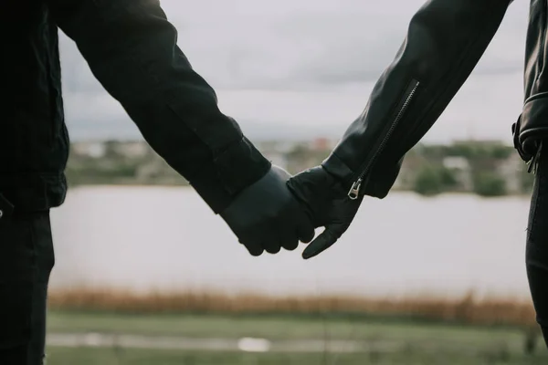 Пара в черных латексных медицинских перчатках — стоковое фото