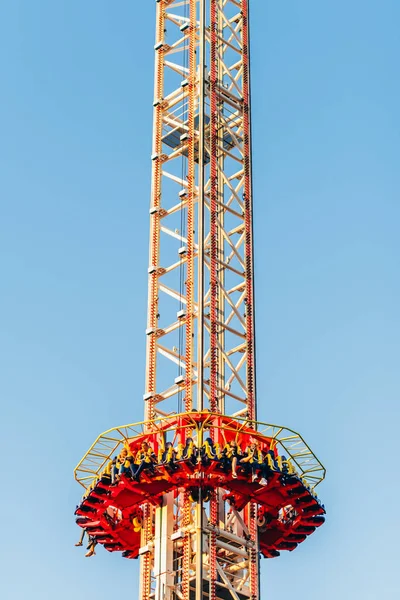 Hoge aantrekkingskracht met mensen — Stockfoto