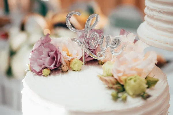 Inscription love on wedding cake — Stock Photo, Image