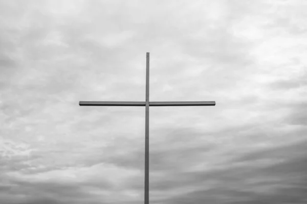 Velký kříž s mořem na pozadí — Stock fotografie