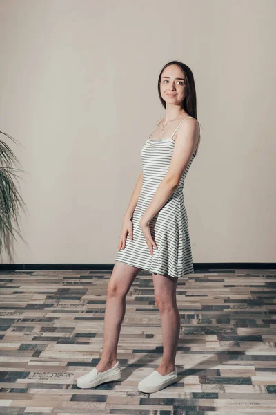 Chica en un vestido blanco — Foto de Stock