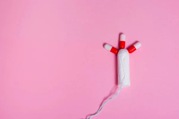 Menstruation tampon and painkillers — Stock Photo, Image