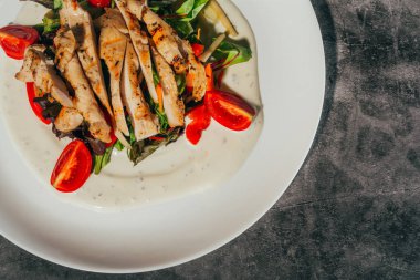 Tavuklu Sezar salatası