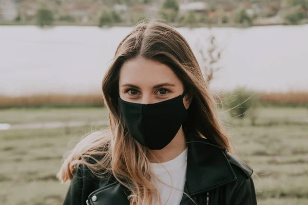 Joven chica con estilo en una máscara negra — Foto de Stock