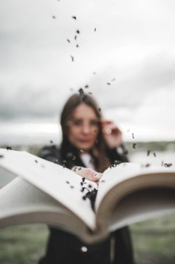 Dinleme havası. Elinde kitap olan kız. .
