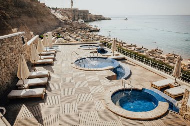 Deniz kenarında havuzlar ve jakuziler