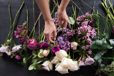 çiçekçi eller ve çiçekler