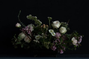 Şirin düğün buketi çiçekçi tarafından yapılan Lila ve diğer bahar çiçekleri ile