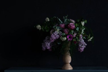 Şirin düğün buketi çiçekçi tarafından yapılan Lila ve diğer bahar çiçekleri ile