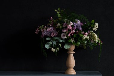 Şirin düğün buketi çiçekçi tarafından yapılan Lila ve diğer bahar çiçekleri ile