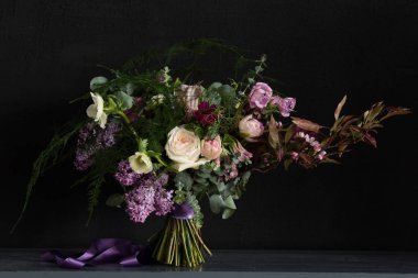 Şirin düğün buketi çiçekçi tarafından yapılan Lila ve diğer bahar çiçekleri ile