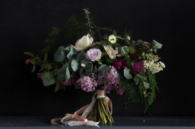 Şirin düğün buketi çiçekçi tarafından yapılan Lila ve diğer bahar çiçekleri ile