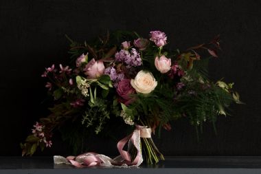 Şirin düğün buketi çiçekçi tarafından yapılan Lila ve diğer bahar çiçekleri ile