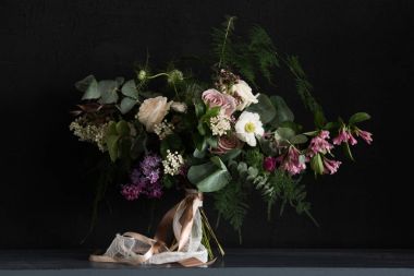 Şirin düğün buketi çiçekçi tarafından yapılan Lila ve diğer bahar çiçekleri ile