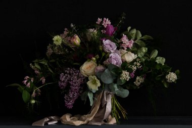 Şirin düğün buketi çiçekçi tarafından yapılan Lila ve diğer bahar çiçekleri ile