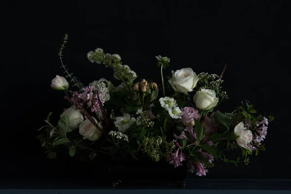 Şirin düğün buketi çiçekçi tarafından yapılan Lila ve diğer bahar çiçekleri ile