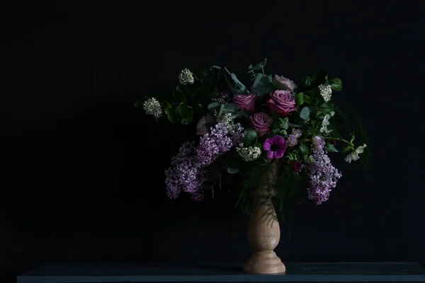 Şirin düğün buketi çiçekçi tarafından yapılan Lila ve diğer bahar çiçekleri ile