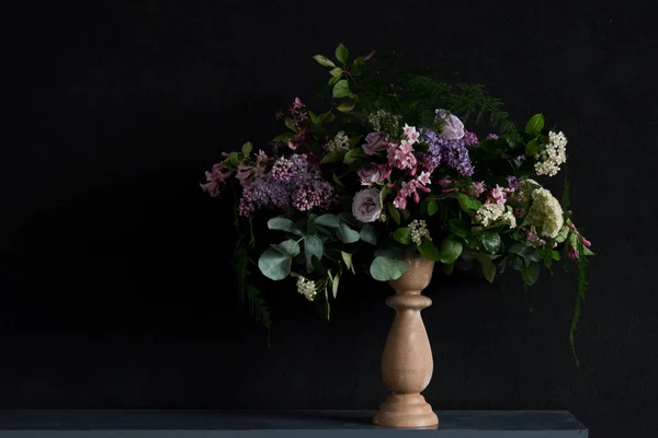 Şirin düğün buketi çiçekçi tarafından yapılan Lila ve diğer bahar çiçekleri ile