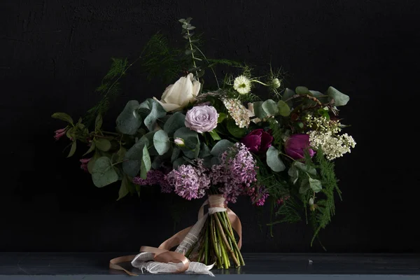 Şirin düğün buketi çiçekçi tarafından yapılan Lila ve diğer bahar çiçekleri ile