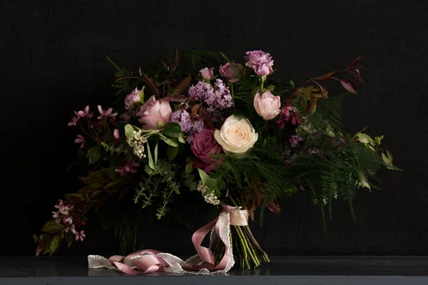 Şirin düğün buketi çiçekçi tarafından yapılan Lila ve diğer bahar çiçekleri ile