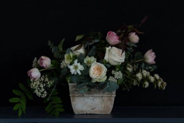 Şirin düğün buketi çiçekçi tarafından yapılan Lila ve diğer bahar çiçekleri ile