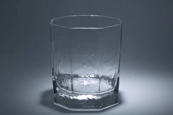 Het whiskyglas is leeg. Verlichting van bovenaf. — Stockfoto