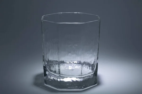 Le verre de whisky est vide. Éclairage d'en haut . — Photo