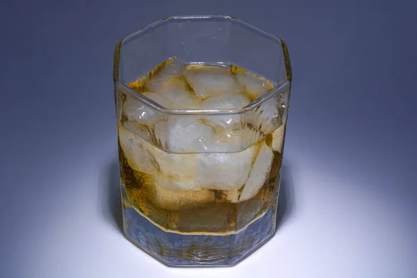 Ένα ποτήρι ουίσκι με πάγο. Καλλιτεχνική εγκατάσταση με φωτισμό από — Φωτογραφία Αρχείου
