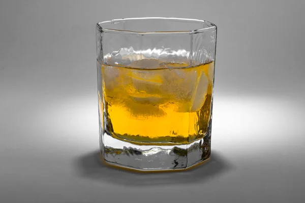 Ένα ποτήρι ουίσκι με πάγο στο λευκό φόντο. — Φωτογραφία Αρχείου