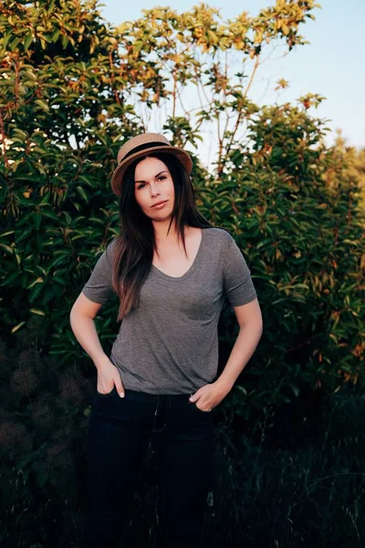 Aantrekkelijke Jonge Vrouw Genieten Van Haar Tijd Buiten Park Plezier — Stockfoto