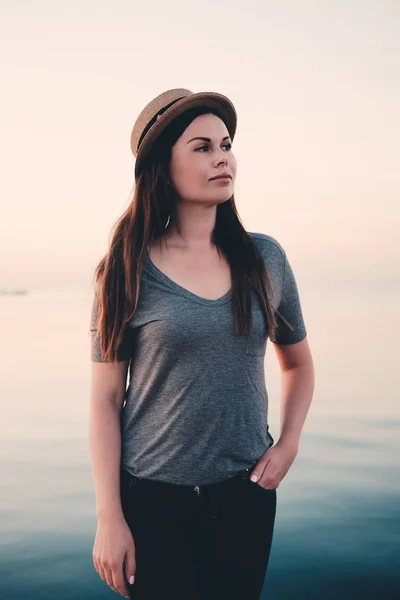 Mujer Joven Elegante Posando Aire Libre Ciudad Divertirse Verano Atardecer —  Fotos de Stock