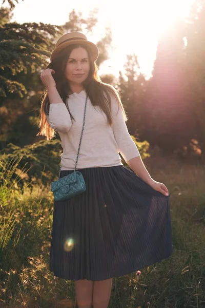 Attraktiv Ung Kvinna Njuter Sin Tid Utanför Parken Kul Sommar — Stockfoto