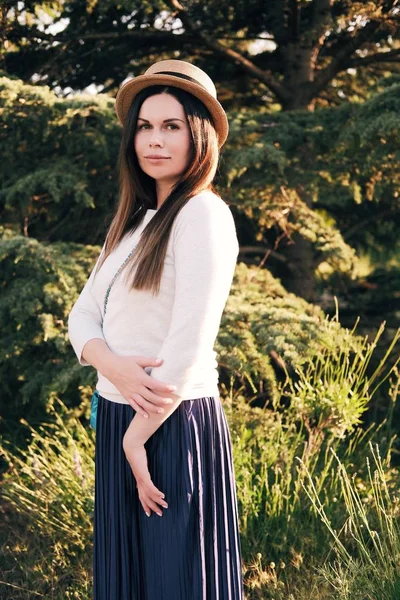 Ung Vacker Kvinna Promenader Runt Den Europeiska Staden Porträtt Glad — Stockfoto