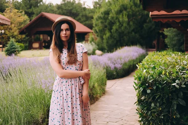 Jonge Mooie Vrouw Lange Jurk Stijlvolle Hoed Geniet Goede Weer — Stockfoto