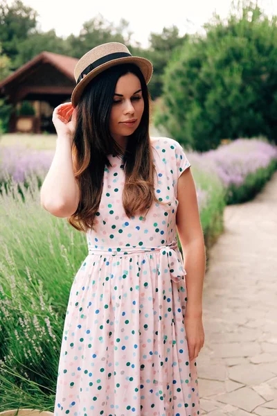 드레스와 모자에 여자는 그녀의 별장에 날씨를 즐긴다 — 스톡 사진