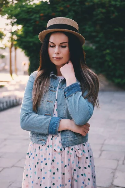 Jovem Mulher Bonita Está Andando Redor Cidade Europeia Retrato Brunettein — Fotografia de Stock