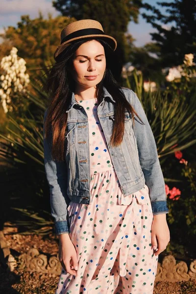 Buiten Zomer Glimlachend Levensstijl Portret Van Mooie Jonge Vrouw Een — Stockfoto