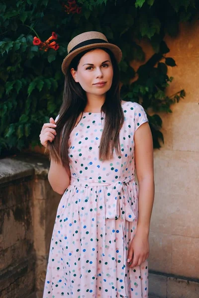 Ung Vacker Kvinna Lång Klänning Och Eleganta Hatt Har Bra — Stockfoto