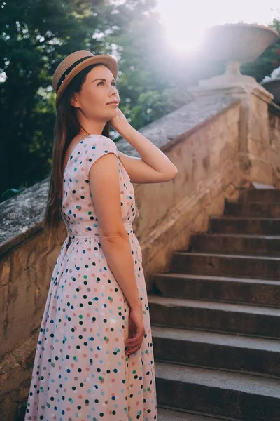 Νεαρή Όμορφη Γυναίκα Στο Μακρύ Φόρεμα Και Κομψό Καπέλο Απολαμβάνει — Φωτογραφία Αρχείου