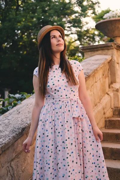 Νεαρή Όμορφη Γυναίκα Στο Μακρύ Φόρεμα Και Κομψό Καπέλο Απολαμβάνει — Φωτογραφία Αρχείου