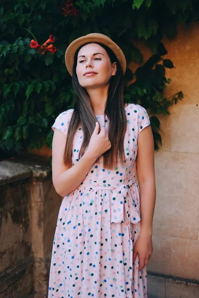 Joven Hermosa Mujer Vestido Largo Sombrero Con Estilo Disfruta Del —  Fotos de Stock